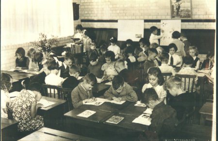 1948: Class 5 - The children are sitting at wooden desks and do not have to wear school uniform.  There were a lot more pupils in a class then.